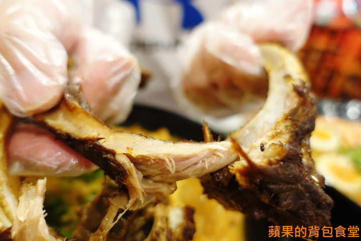 [食記] 台中北區 鬼匠拉麵-北平店 蒜香地獄雪花牛香麻夠勁 超大肋排現點現做 蝦爆了Q彈脆口 小菜多樣新鮮 台中美食