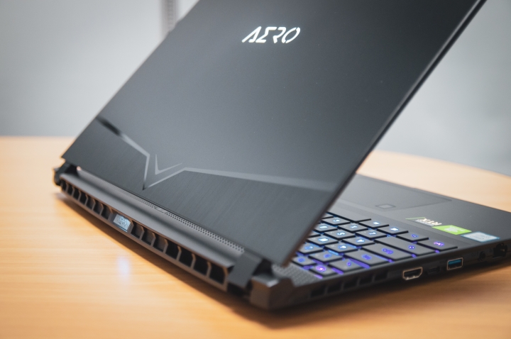 亮! 亮到眼睛睜不開的技嘉AERO 15 OLED