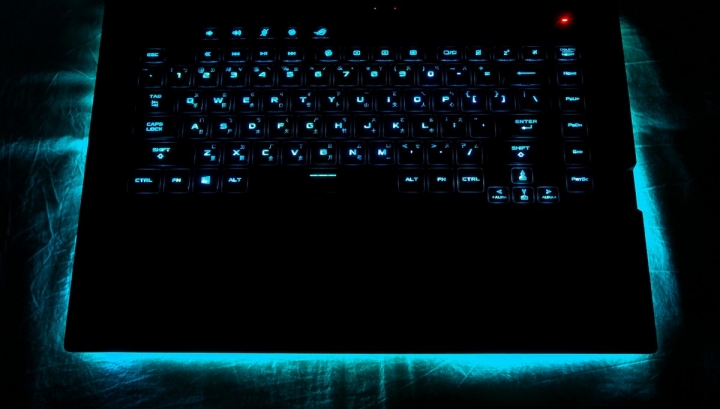 行動軍火庫 ASUS ROG STRIX SCAR III 電競筆電