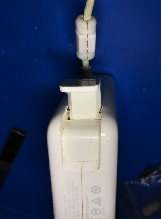 颱風天亂搞,DIY 修理Macbook Pro變壓器 Magsafe 的耳朵