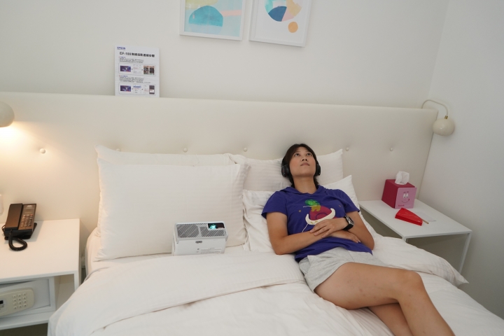 【體驗分享】躺著看/坐著看「Epson EF-100自由視移動光屏」給你目不轉晴的枕投大影院