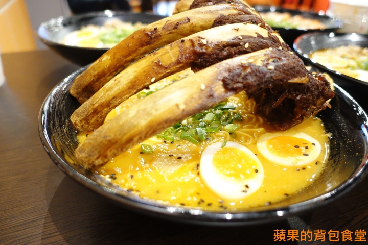 [食記] 台中北區 鬼匠拉麵-北平店 蒜香地獄雪花牛香麻夠勁 超大肋排現點現做 蝦爆了Q彈脆口 小菜多樣新鮮 台中美食