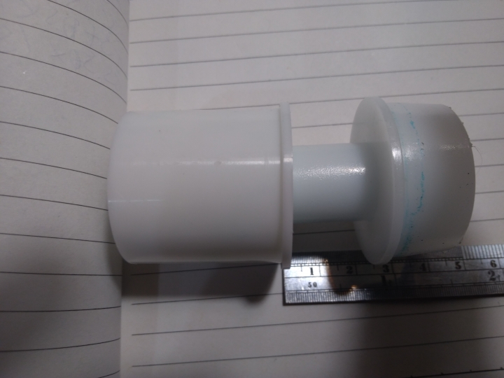 在馬桶 上 自動DIY清潔器 最後噴出的是藍藍稠稠的液體!!