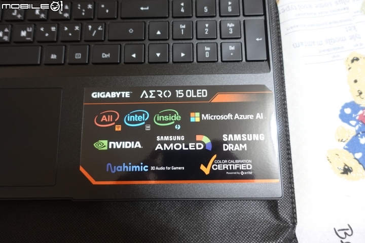技嘉 AERO 15 OLED 怎麼不專業怎麼來開箱文