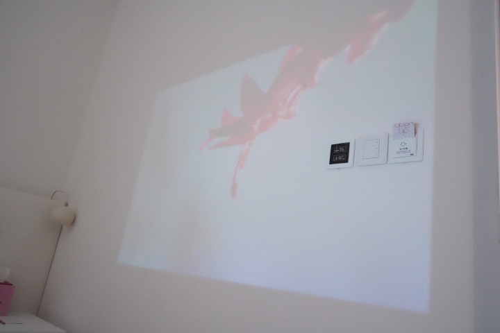 【體驗分享】躺著看/坐著看「Epson EF-100自由視移動光屏」給你目不轉晴的枕投大影院