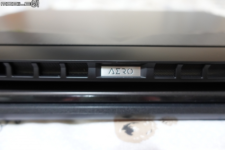技嘉 AERO 15 OLED 怎麼不專業怎麼來開箱文
