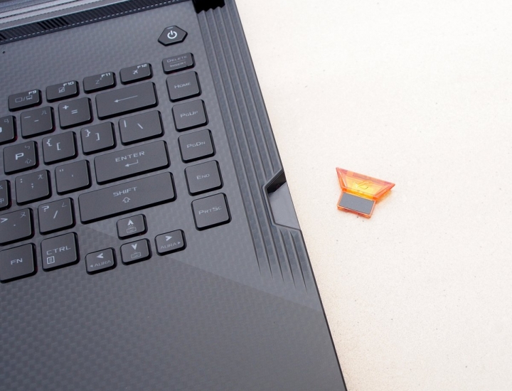 行動軍火庫 ASUS ROG STRIX SCAR III 電競筆電