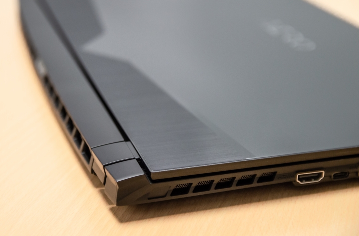 亮! 亮到眼睛睜不開的技嘉AERO 15 OLED