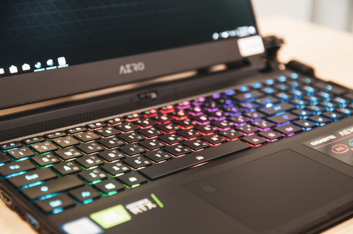 亮! 亮到眼睛睜不開的技嘉AERO 15 OLED