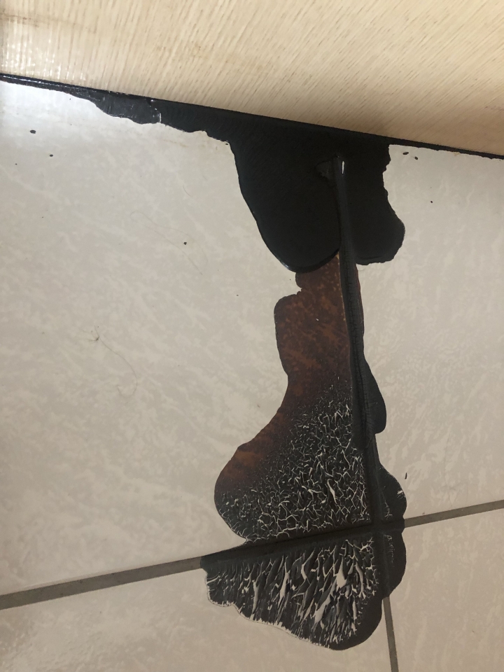 木板牆滲出黑褐色液體？
