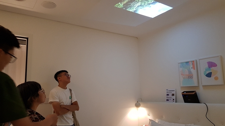 自由自在,打造個人專屬的家庭劇院-"EPSON EF-100W/B投影機"就是讓您隨心所欲