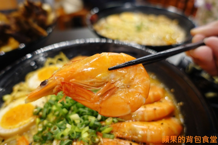 [食記] 台中北區 鬼匠拉麵-北平店 蒜香地獄雪花牛香麻夠勁 超大肋排現點現做 蝦爆了Q彈脆口 小菜多樣新鮮 台中美食
