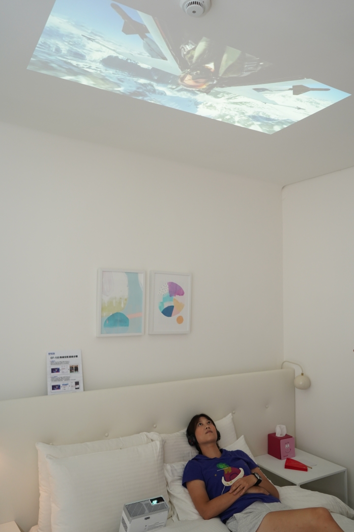 【體驗分享】躺著看/坐著看「Epson EF-100自由視移動光屏」給你目不轉晴的枕投大影院