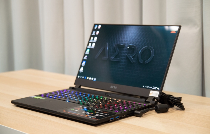 亮! 亮到眼睛睜不開的技嘉AERO 15 OLED