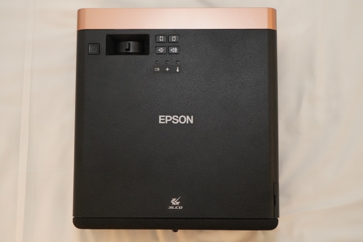 【體驗分享】躺著看/坐著看「Epson EF-100自由視移動光屏」給你目不轉晴的枕投大影院