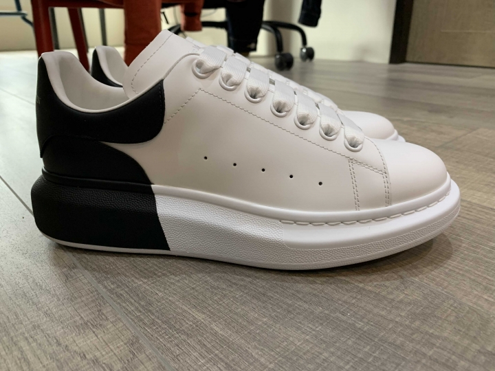 「開箱」Alexander McQUEEN 黑白運動鞋