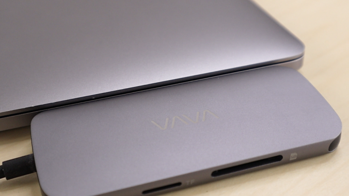 開箱 VAVA 八合一 USB Type C hub 圓潤輕薄中仍有 HDMI 與網路孔