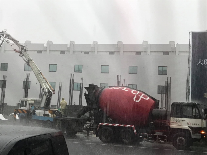 湖子內 大景建設 下豪雨進行灌漿作業