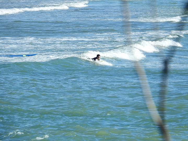 衝浪也可以眼對焦，但要夠近才可以，可惜佳樂水浪不高，還好風景美。