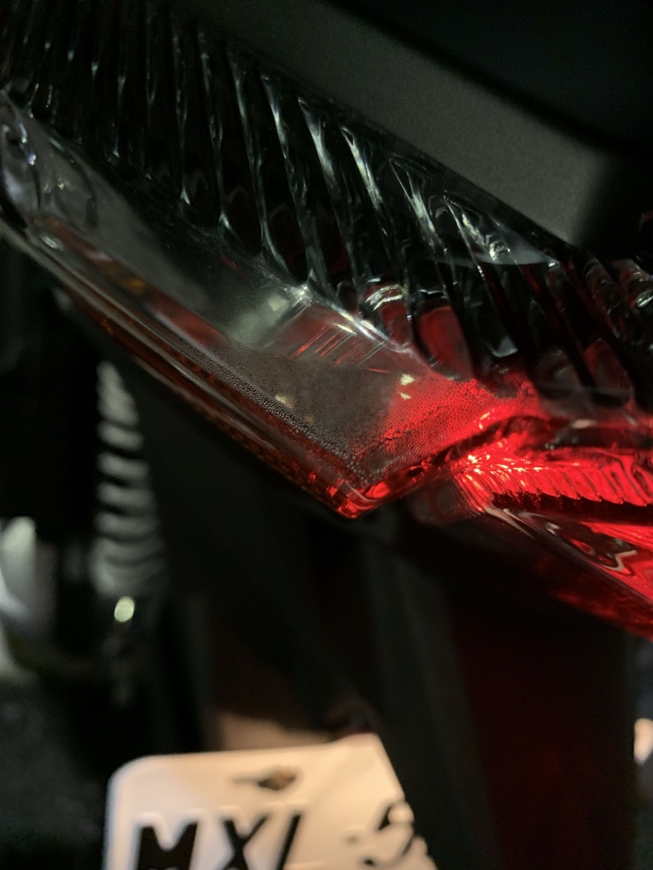 新車尾燈燈殼內一堆水氣