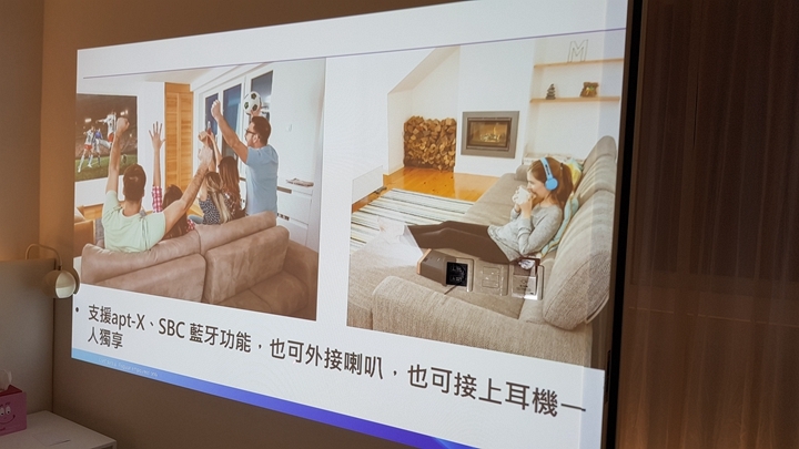 自由自在,打造個人專屬的家庭劇院-"EPSON EF-100W/B投影機"就是讓您隨心所欲