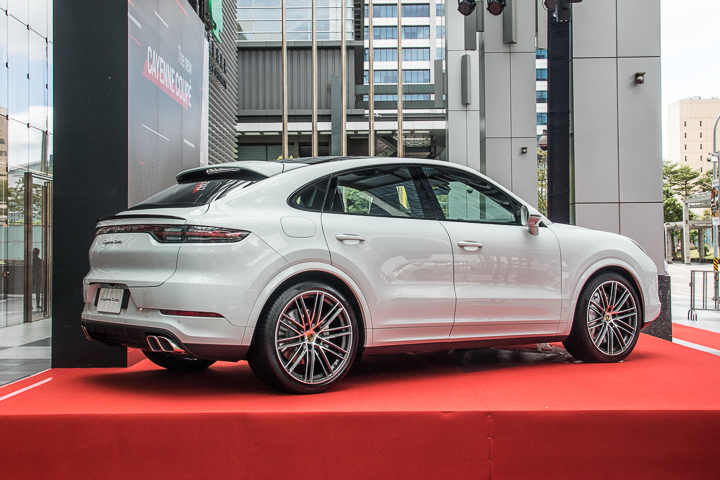 【採訪】Porsche Cayenne Coupe三車型正式368萬元起正式上市,跑格濃烈的運動化休旅!