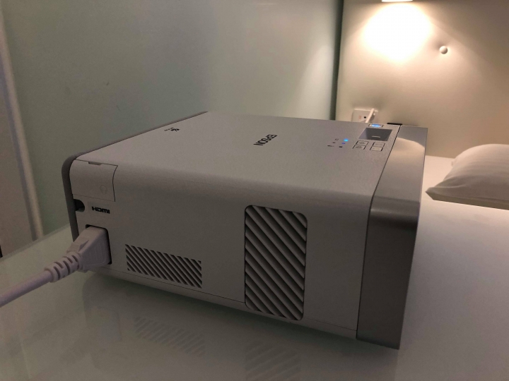 Epson投影機 EF-100 讓你和床一起談戀愛