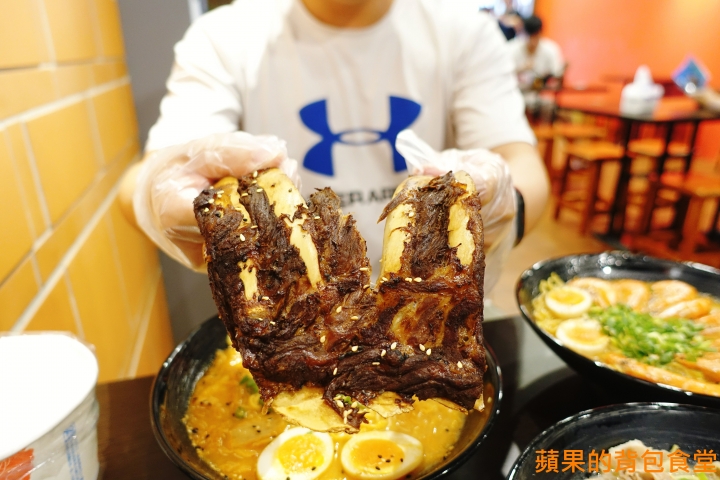 [食記] 台中北區 鬼匠拉麵-北平店 蒜香地獄雪花牛香麻夠勁 超大肋排現點現做 蝦爆了Q彈脆口 小菜多樣新鮮 台中美食