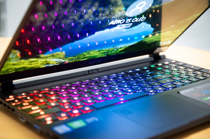 亮! 亮到眼睛睜不開的技嘉AERO 15 OLED