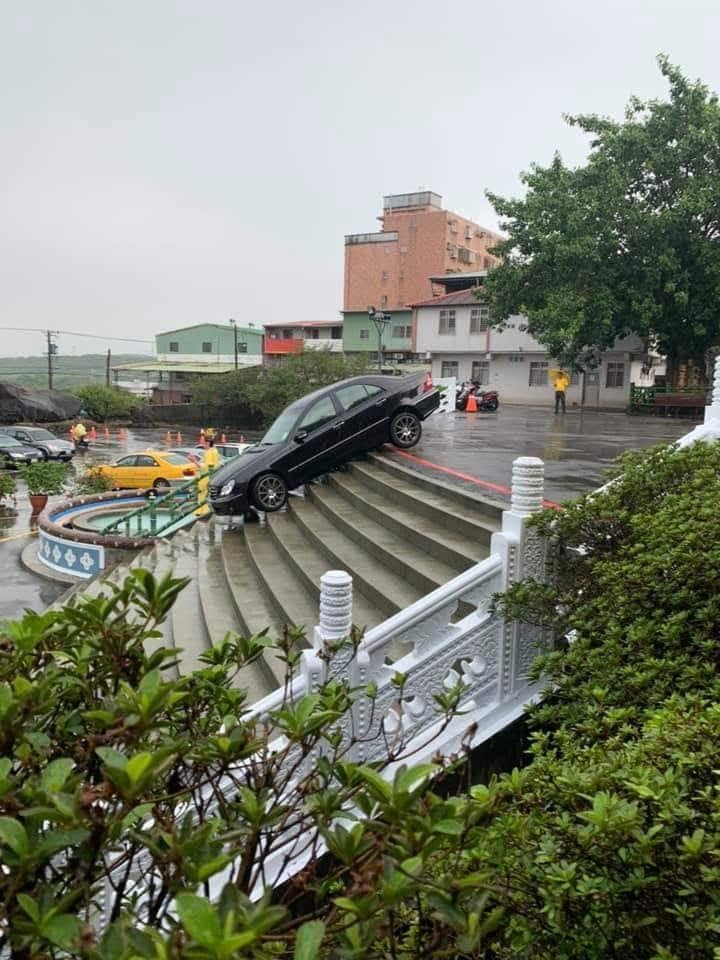 台版玩命關頭 賓士卡在淡水天元宮台階動彈不得