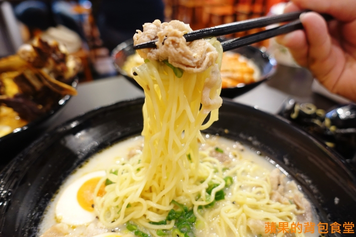 [食記] 台中北區 鬼匠拉麵-北平店 蒜香地獄雪花牛香麻夠勁 超大肋排現點現做 蝦爆了Q彈脆口 小菜多樣新鮮 台中美食