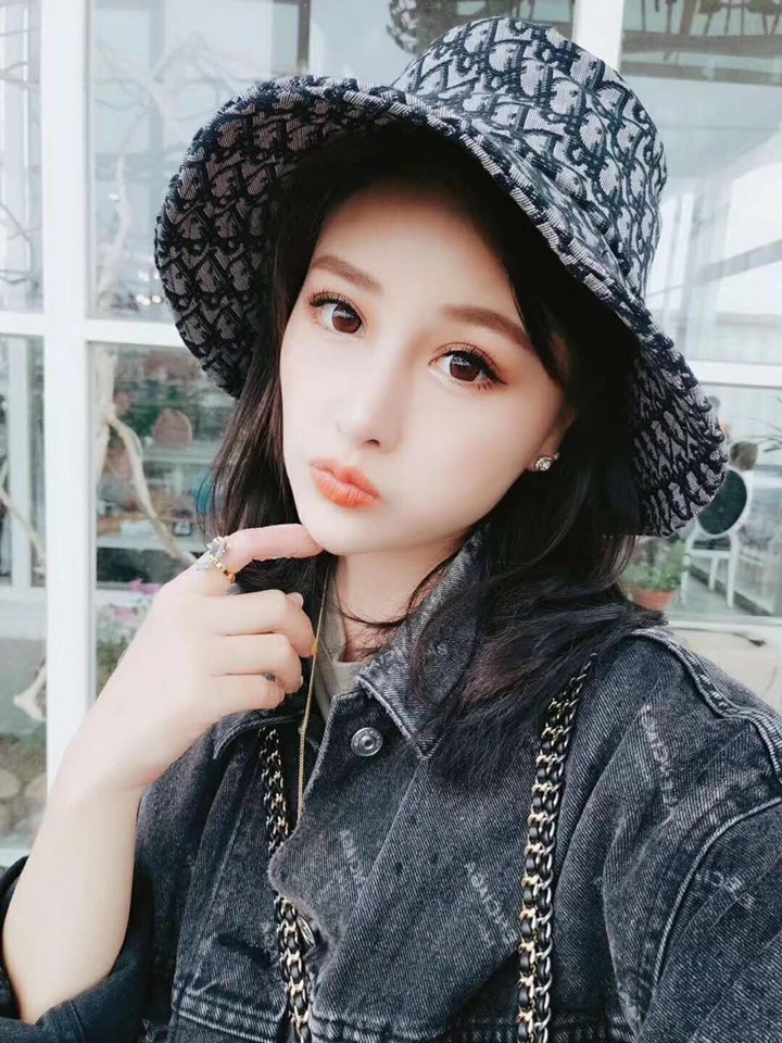 週五到.看正妹了兼幫嘟嘟貓招魂了