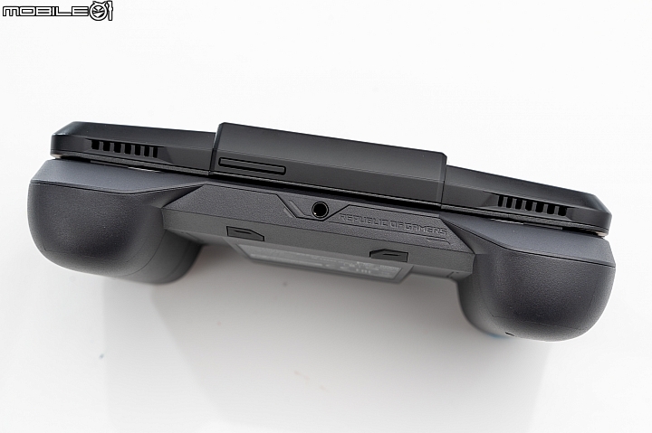 因體驗而改變！ASUS ROG Phone兩代雙螢幕基座、搖桿使用分析