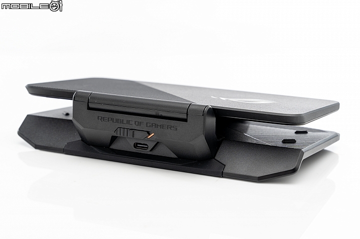 因體驗而改變！ASUS ROG Phone兩代雙螢幕基座、搖桿使用分析