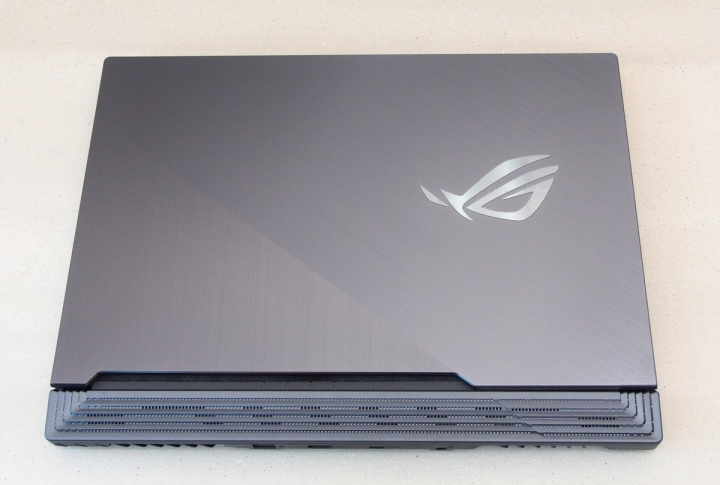 行動軍火庫 ASUS ROG STRIX SCAR III 電競筆電