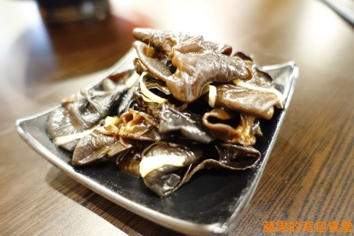 [食記] 台中北區 鬼匠拉麵-北平店 蒜香地獄雪花牛香麻夠勁 超大肋排現點現做 蝦爆了Q彈脆口 小菜多樣新鮮 台中美食