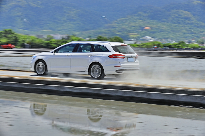 (映像旅行) 回味念書時的熱血環島 in台灣 feat. Ford Mondeo Wagon & Canon EOS R