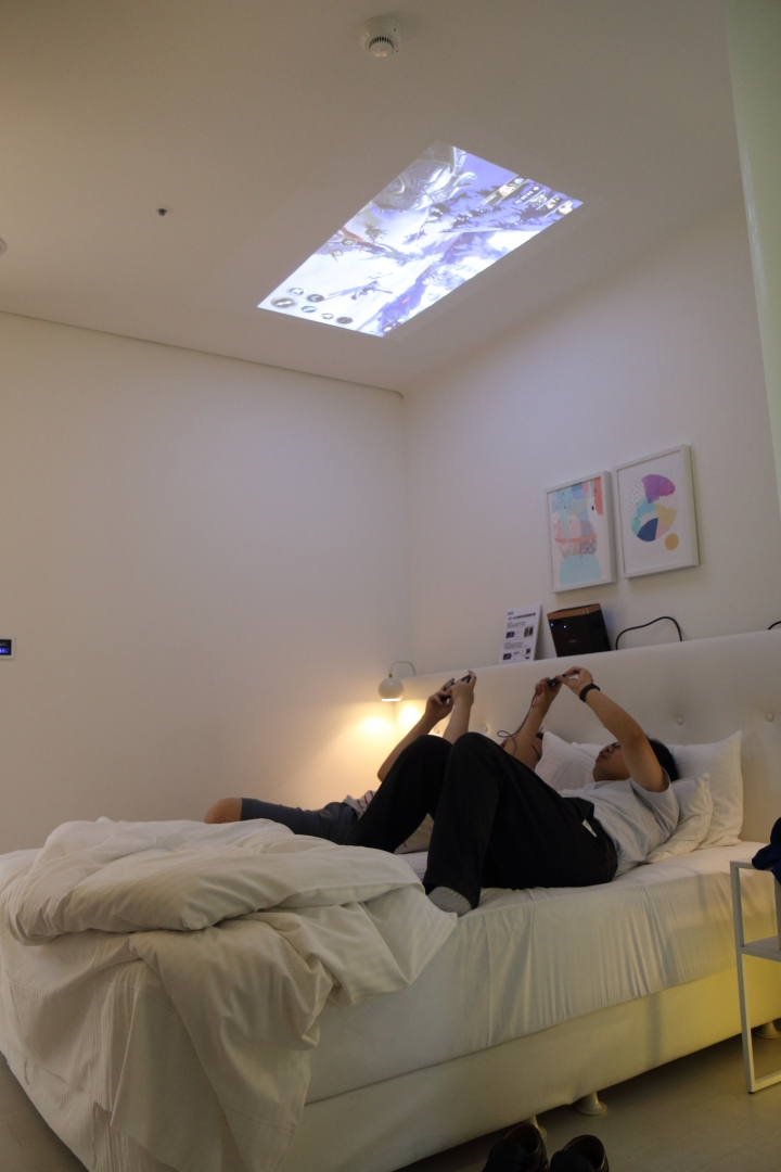 【體驗 分享】Epson枕投影院-EPSON EF-100W-躺著看