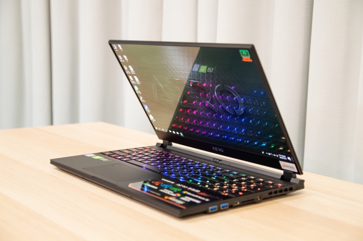 亮! 亮到眼睛睜不開的技嘉AERO 15 OLED
