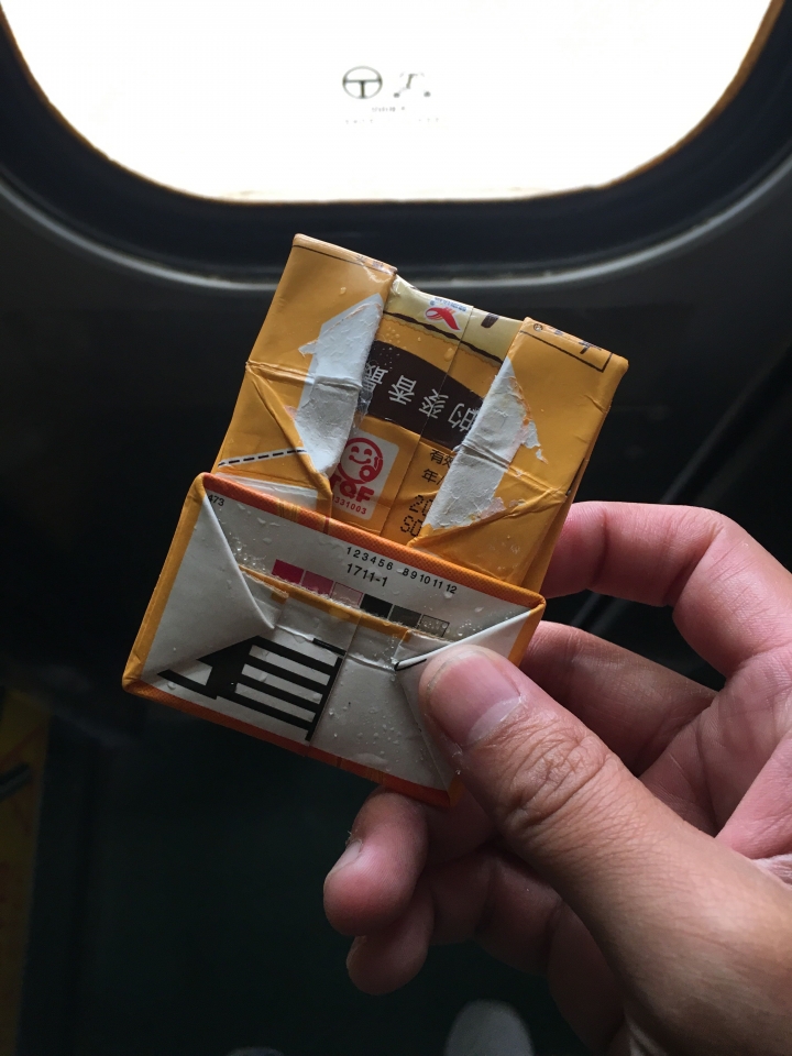 喝完鋁箔包會折好再丟嗎？