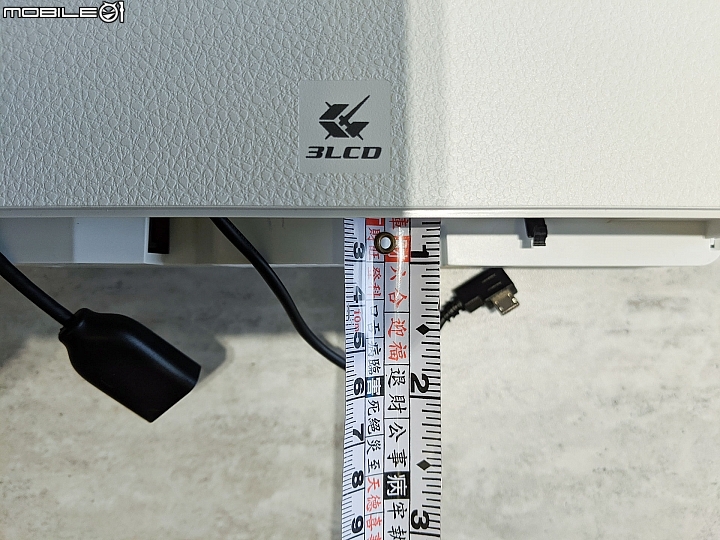 Epson EF-100自由視移動光屏 和電視互補的好搭檔