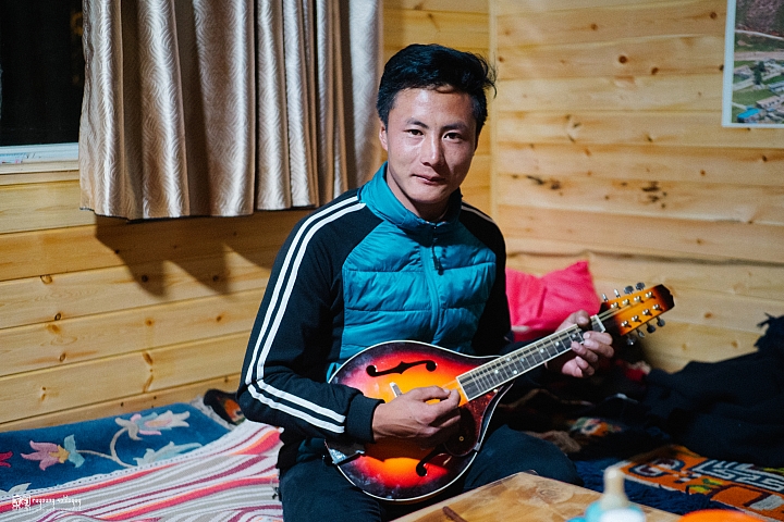 點我看大圖 她說天涯若是卷底片:離天空那麼近的地方