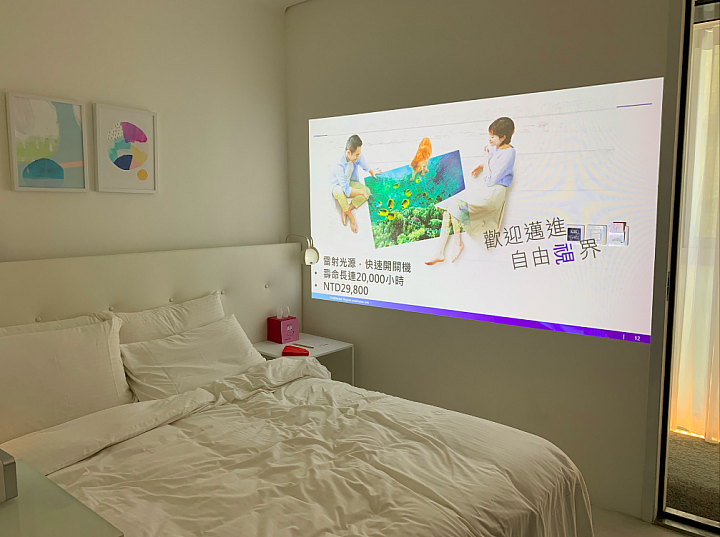 坐著看，不如躺著看！《Epson枕投影院》躺著看真的很好看體驗分享