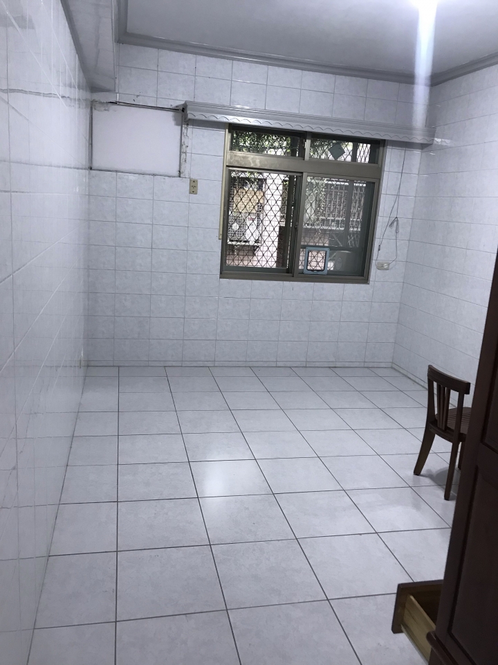 白瓷磚臥室 請益如何美化