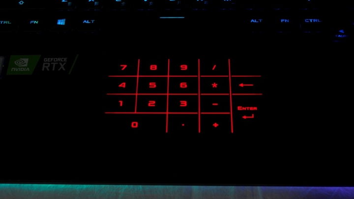 行動軍火庫 ASUS ROG STRIX SCAR III 電競筆電