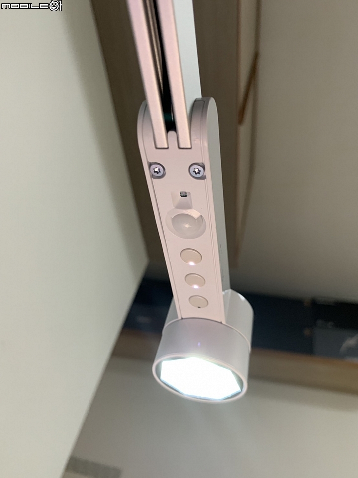 《Dyson Lightcycle™檯燈》看見更好的選擇！