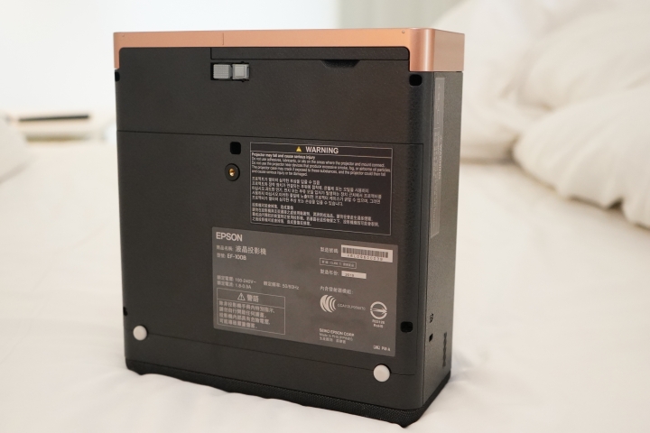 【體驗分享】躺著看/坐著看「Epson EF-100自由視移動光屏」給你目不轉晴的枕投大影院