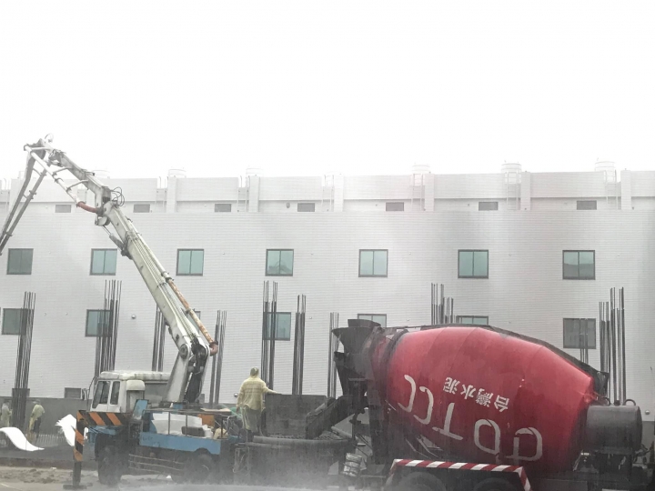 湖子內 大景建設 下豪雨進行灌漿作業