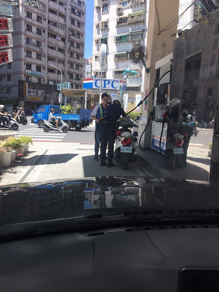加油站汽車道 白牌機車加油 理所當然!