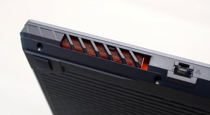 行動軍火庫 ASUS ROG STRIX SCAR III 電競筆電